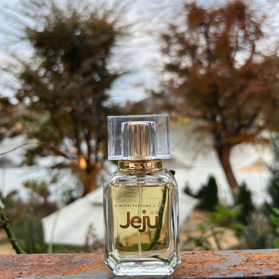 bykamylea's tweet photo. 2. Jeju 💙

Sama macam Seoul, Jeju bau yang paling soft antara 4 perfume ni. Ia based kepada bau soft dengan aroma White floral, warm spicy, powdery. Sesuai untuk yang sukakan bauan tak memeningkan 💙 https://t.co/r9e7yRbOtv