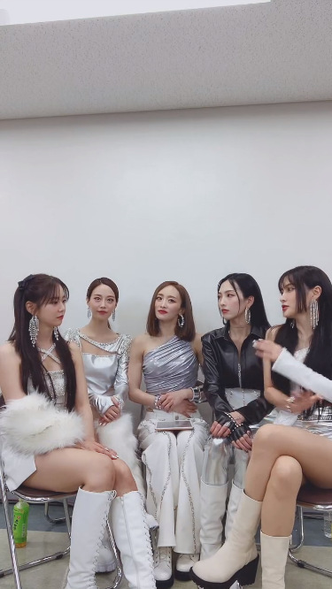 withkara's tweet photo. ❣️ สาวๆ KARA มา Live ใน TikTok แล้วน้า ตามมาๆ > https://t.co/3gQAq8pYPh

#KARA #카라
#MOVE_AGAIN #WHEN_I_MOVE https://t.co/70edYrGpMT