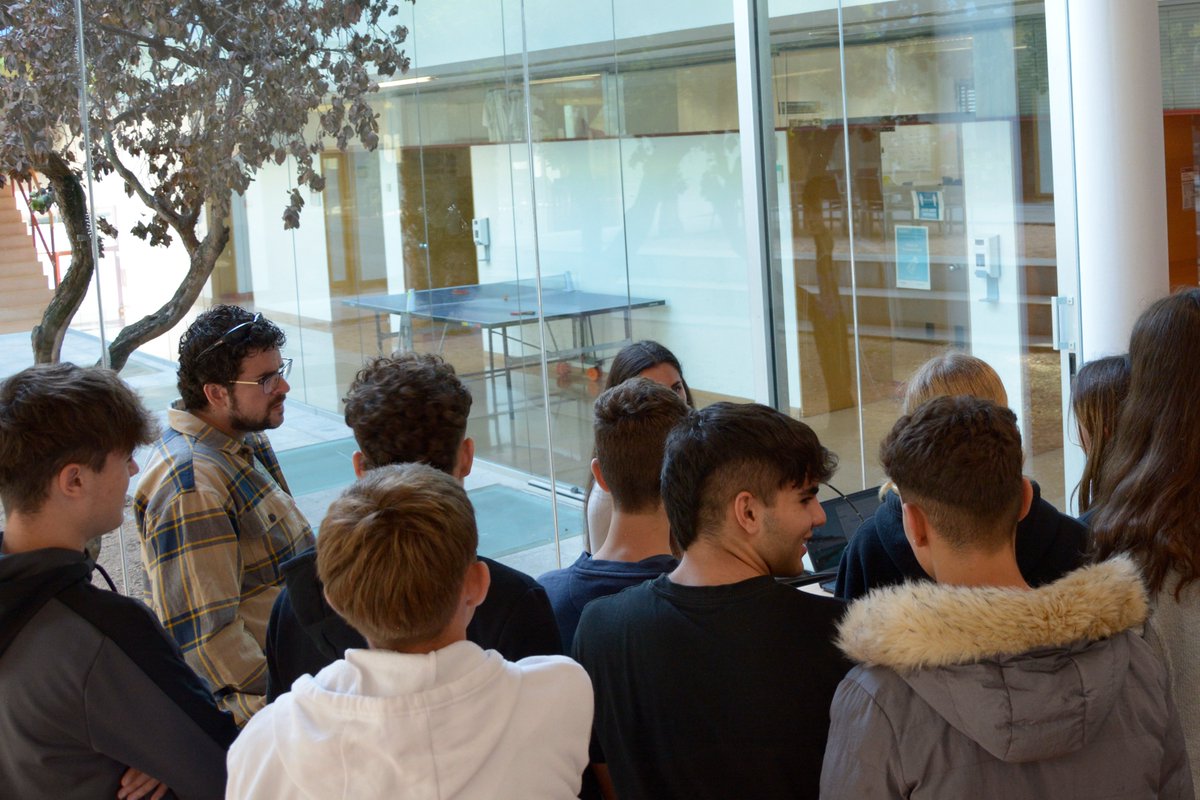 #CVC is bridging the gap between #AI &amp; classrooms!

5 high schools are learning about #ComputerVision in a real-world scenario. They help us to improve our #SmartRecycling demo (waste identification &amp; bin) by reinforcing its database.

4/5 schools came to visit CVC!
#CVCvisits
👇