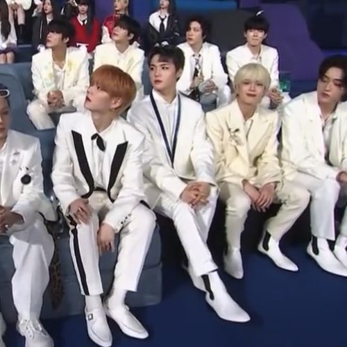 왜 저 고양이 하나만
나를 보며 예의바른 표정을 짓고있는거지