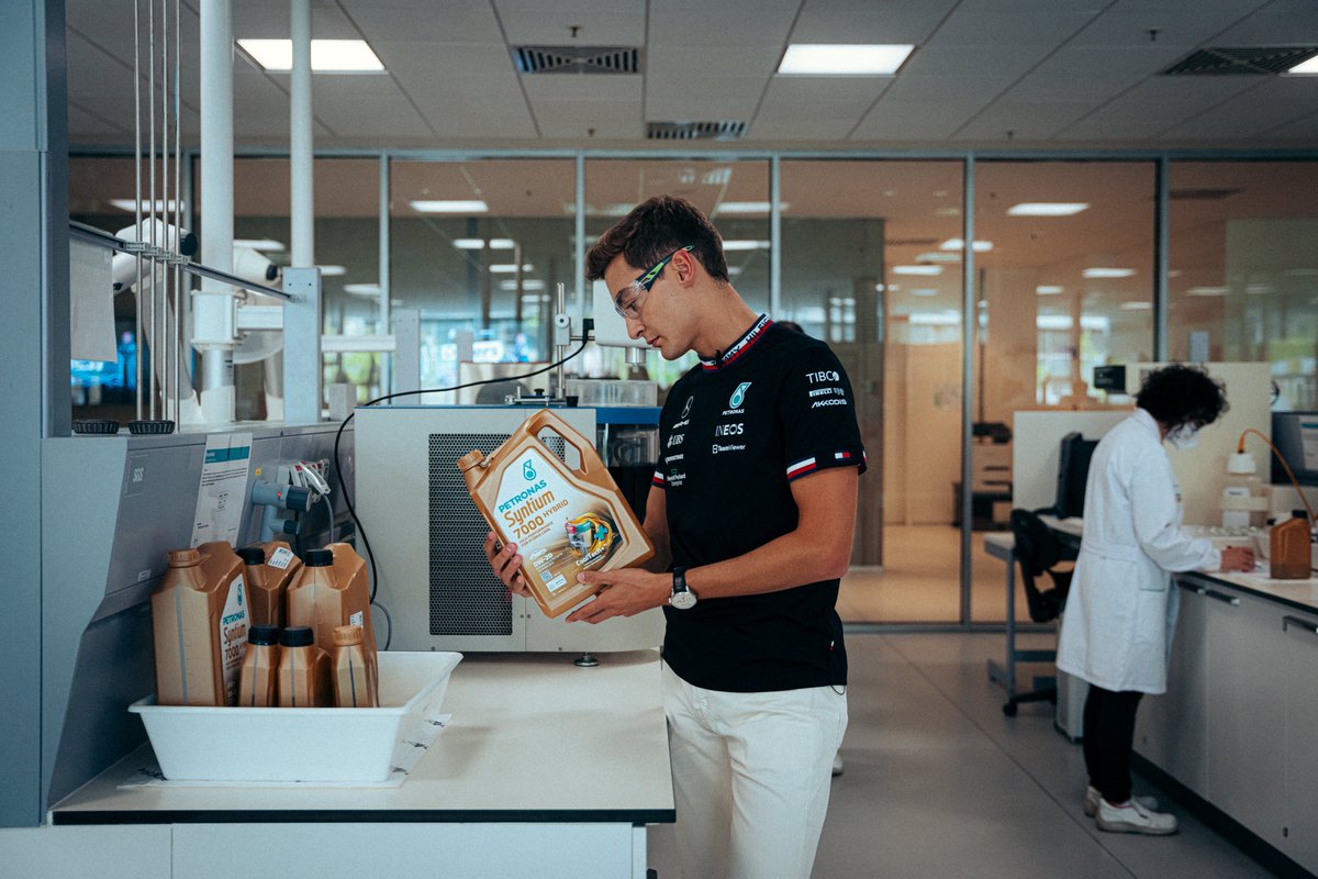PET_Motorsports's tweet photo. Looking back to when @LewisHamilton and @GeorgeRussell63 paid a special visit to our @Petronas family at the Global Research and Technology Centre in Turin 💚

#OutRaceYourself #PETRONASMotorsports #PETRONAS #MercedesAMGF1 https://t.co/B5zMS8xITs