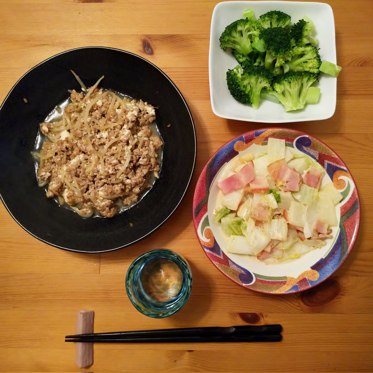 今日の夕飯💕もやし挽肉豆腐炒め🔥サラダはブロッコリー、何で食べるか悩み中🥗白菜とベーコン🥓のミルク煮込み✨ね😊いただきます〜🤣呑まれる方はかんぱーい🍻