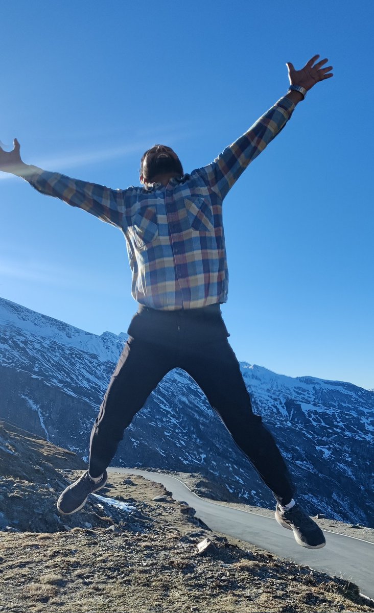 #rohtangpass 

Beauty around the manali hills 

#MANALI #ROHTANG