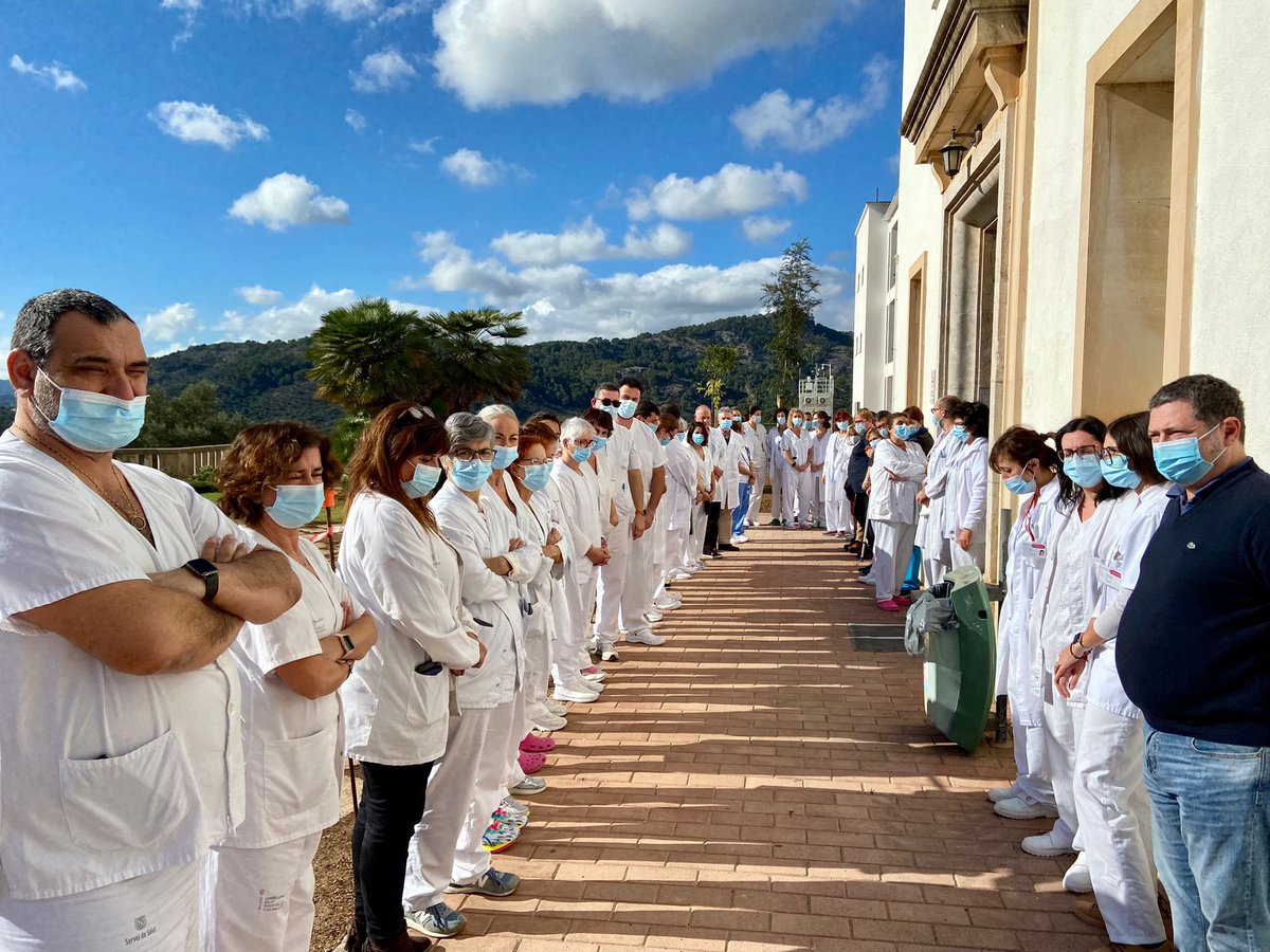 SonLlatzer's tweet photo. Minut de silenci en memòria dels nostres companys que van perdre ahir la vida. El nostre més sincer condol a la seva familia i amics. DEP 🖤 https://t.co/0THVqwbo2Q
