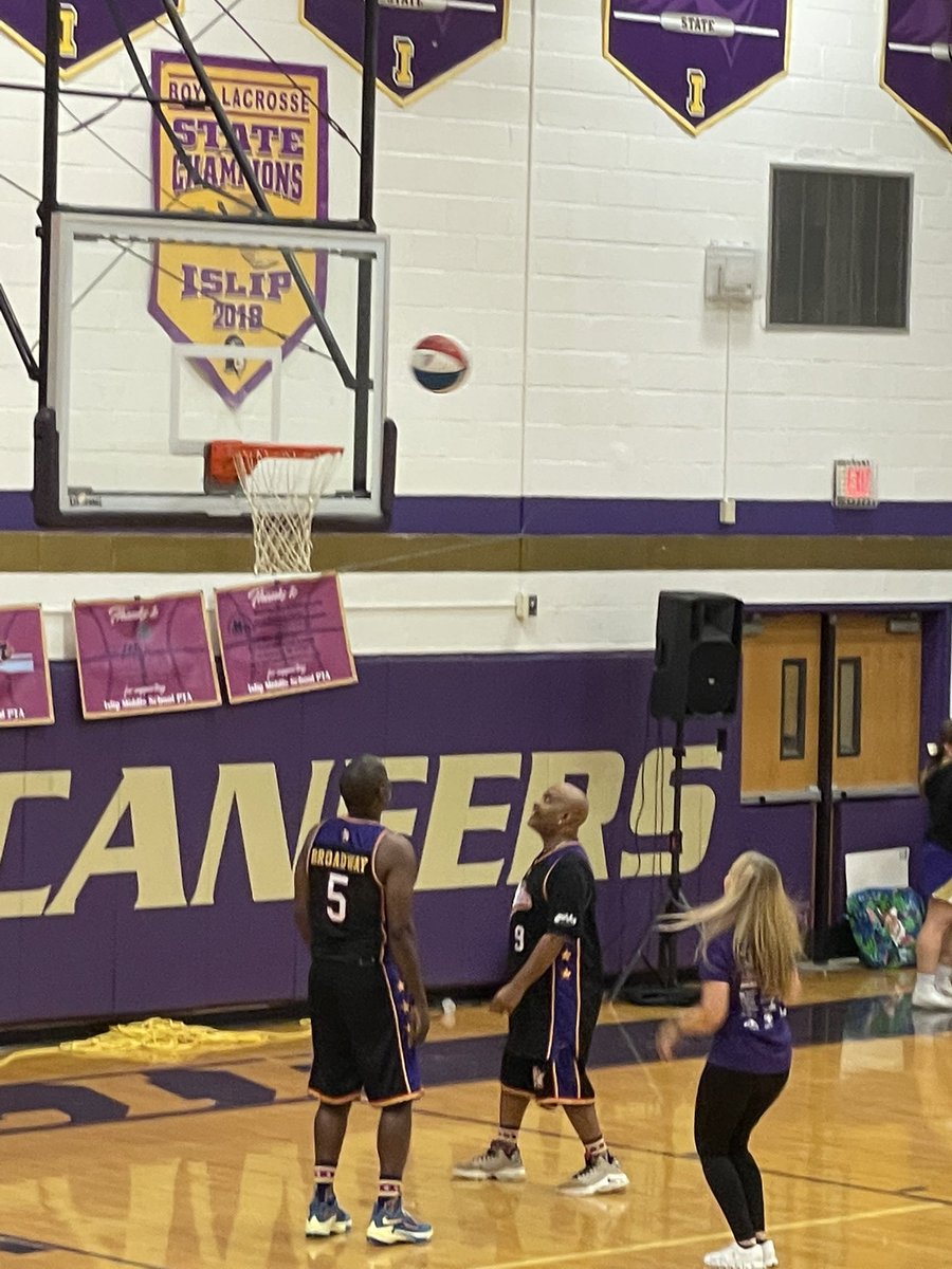 mslaurasays's tweet photo. @IslipMS PTA organized a fun, community building event for the @IslipUFSD with the @HarlemWizards! Almost 600 in attendance! I even got a shot at the net! #IslipPride #IslipRising #BOETrustee https://t.co/7l0p1TUvtz