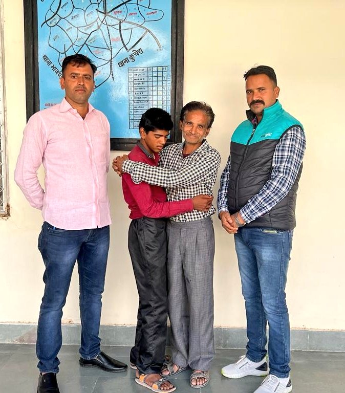 NagaurPolice's tweet photo. #NAGAURPOLICE 
#PS मूंडवा 

• नागौर पुलिस द्वारा अभियान खुशी-5 के तहत प्रभावी कार्यवाही।

• कस्बा नागौर से लापता हुए मंदबुद्धि बालक को किया डिटेन।

• सरहद इनाणा में लावारिस घूमते हुए बालक को डिटेन कर, उसके पिताजी को सुपुर्द किया गया। https://t.co/xC9HvndIbI