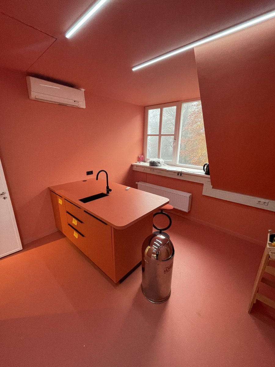 JohanWeeber's tweet photo. Zeg het maar. Liever thuiswerken of op kantoor. Een van onze huurders van @nextreal heeft intern “wat verbouwd” https://t.co/PicHhCRIC8