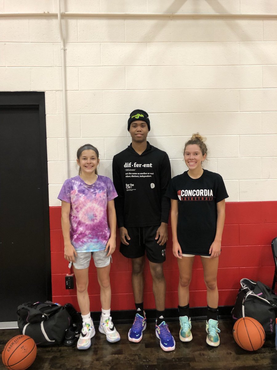 CoachCharve's tweet photo. Your time is now… Always remember to COMPETE, LEAD BY EXAMPLE, and FIND JOY during the journey! Appreciate you guys everyday. 🙏🏽❤️

@AvaAndVanessa https://t.co/7dmTd4zGWD