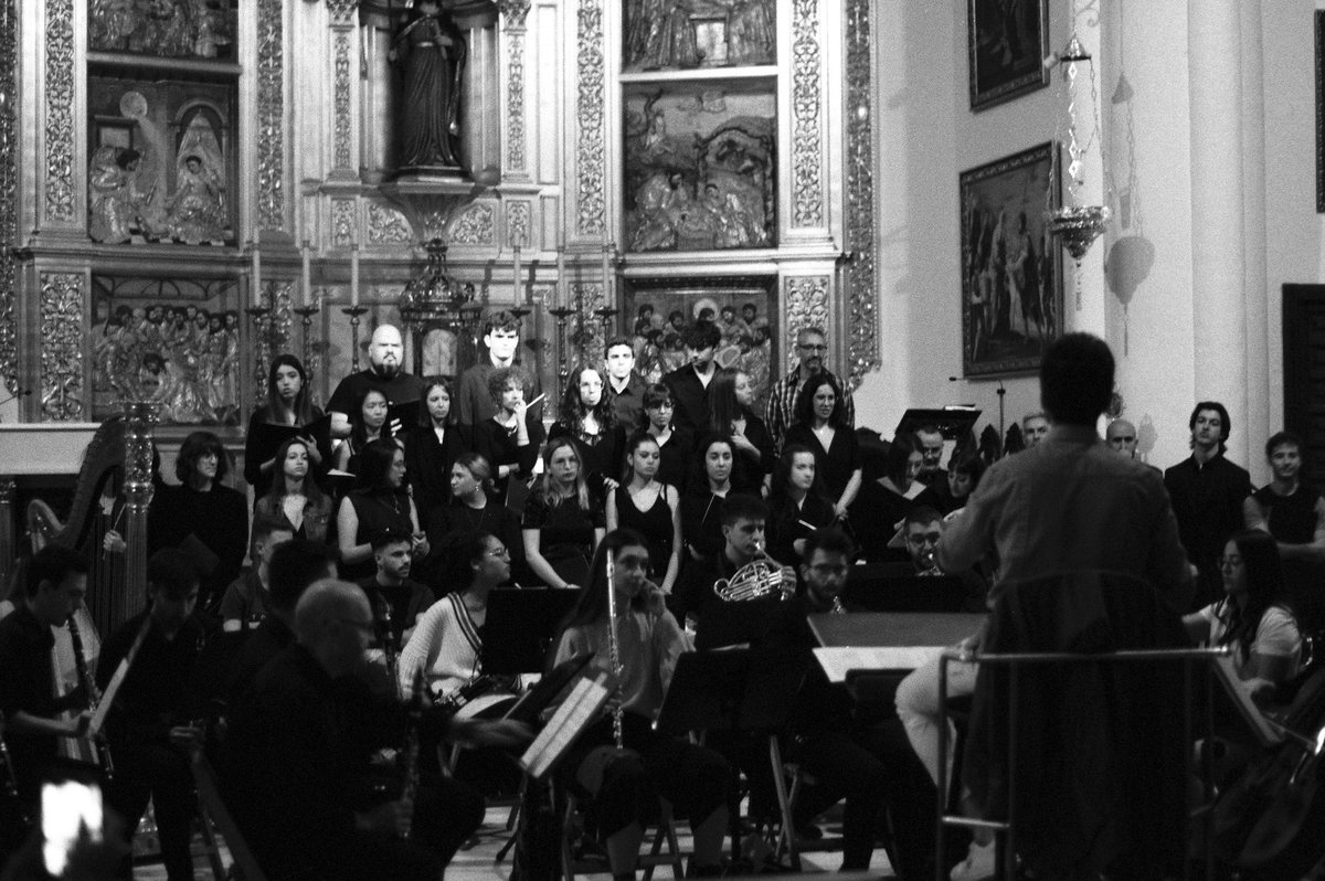 jovencoroocg's tweet photo. Os dejamos unas fotografías de nuestros conciertos en Víznar y Guadix.Muchas gracias a nuestro compañero @bernardott2 por inmortalizar este maravilloso momento!!✨✨✨✨

#coro #fotografía #conciertos #jovencoro #granada #Víznar #Guadix https://t.co/1fTxDWhiQt