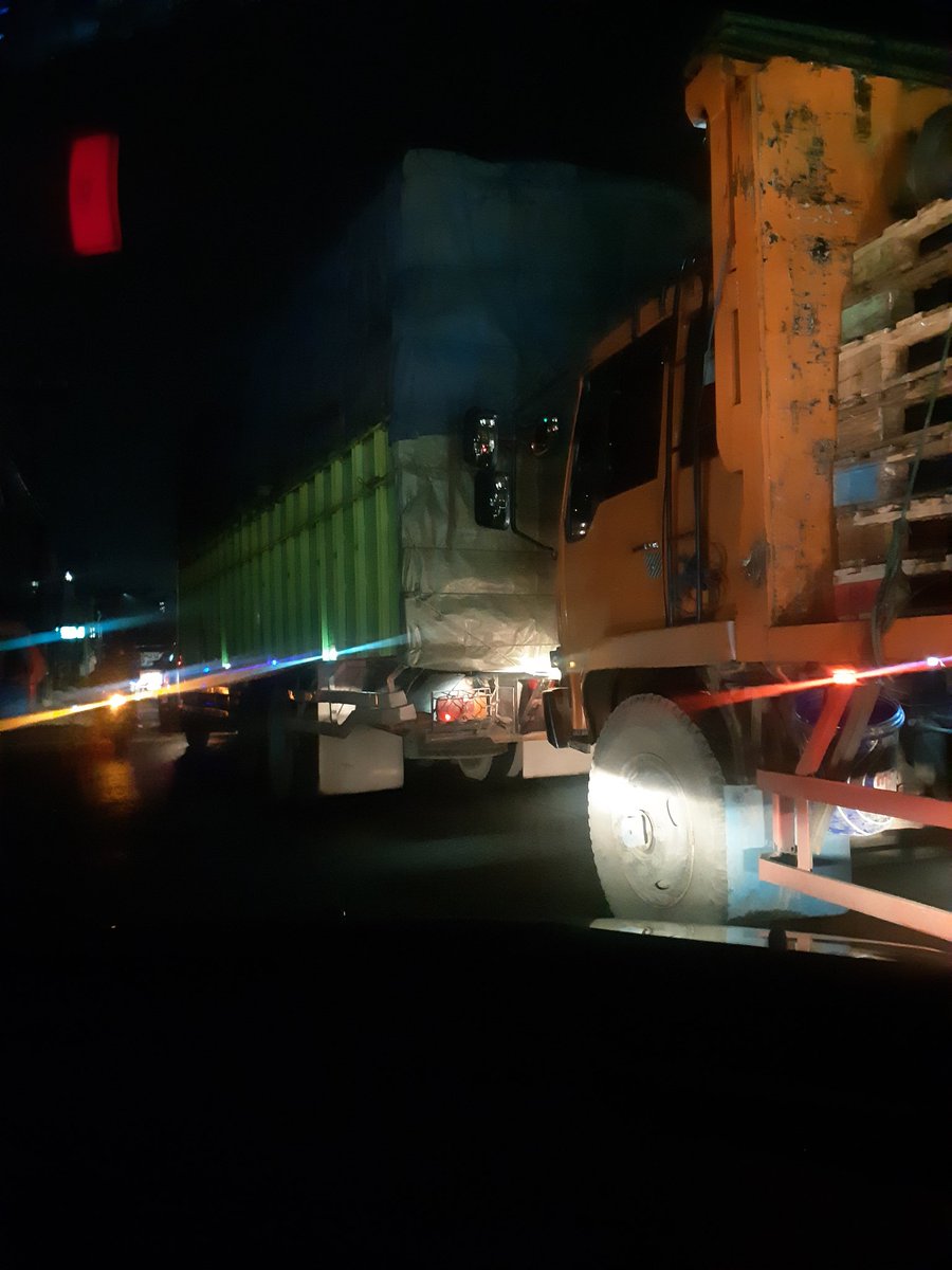 NazarErlan's tweet photo. Pertigaan sosro arah keluar gading serpong macet, truk jam segini boleh melintas jalan legok?? @PemKabTangerang https://t.co/D5t0gGTzYB