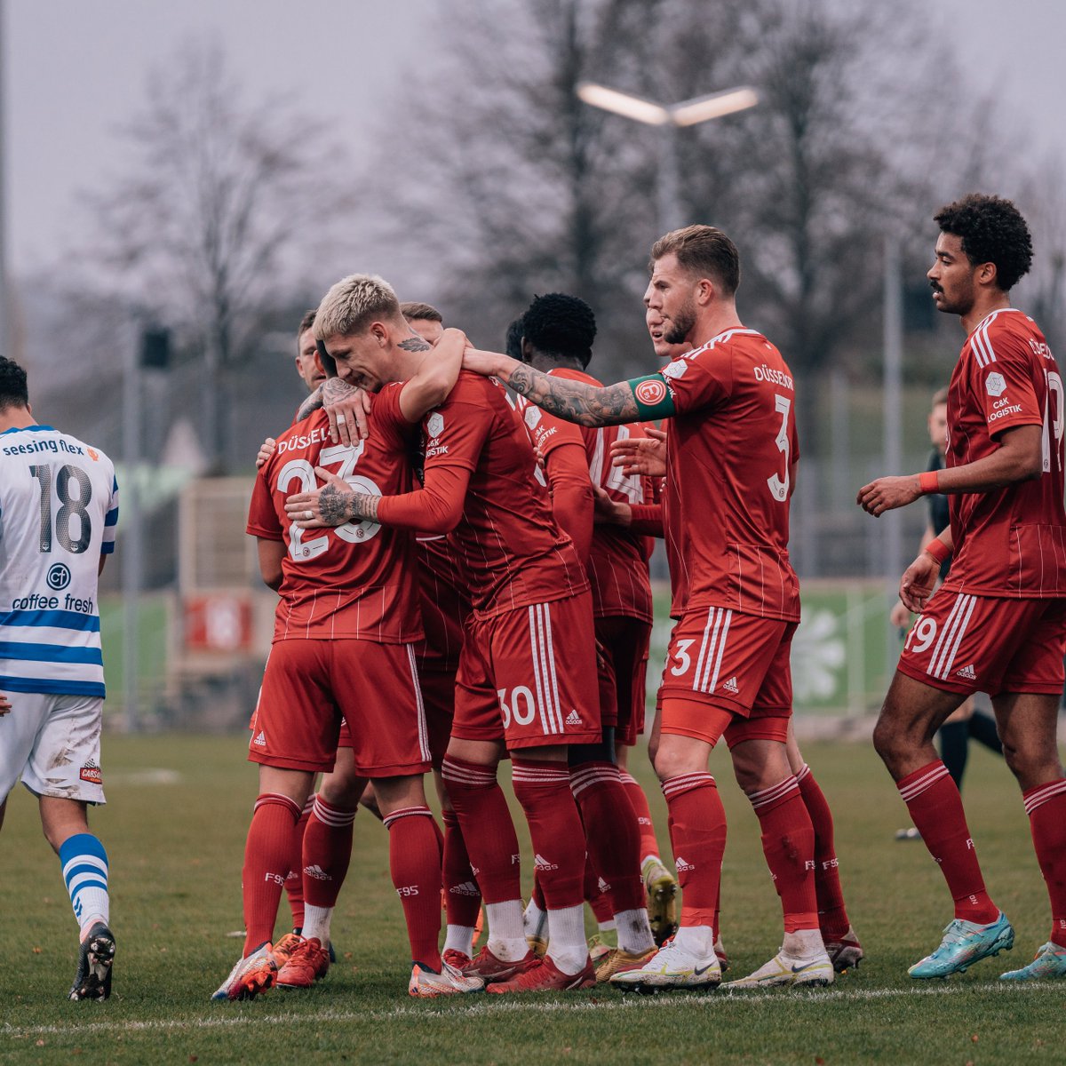 Schluss am Flinger Broich ✅
Wir gewinnen unser Testspiel gegen <a href="/DeGraafschap/">De Graafschap</a> durch Treffer von Rouwen Hennings, <a href="/Jordydewijs4/">Jordy de Wijs</a> und Karim Affo mit 3:0 ⚽️⚽️⚽️

#f95 | 🔴⚪️
