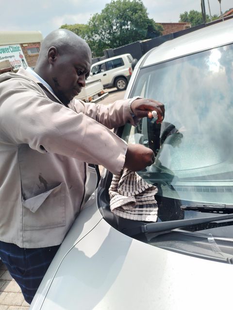 AutoPty's tweet image. Are you looking for AFFORDABLE yet QUALITY windscreen and headlight services?

CHOOSE to repair your windscreen with 
@AutoPty this Tuesday😇😇.

Inbox us NOW!

#AskAMan #Limpopo #Trending #FYP