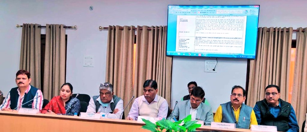 drm_lko's tweet image. आज, उ०रे के मंडल सभागार में उत्तरीय रेलवे मजदूर यूनियन की दो दिवसीय 209 वीं स्थाई वार्ता तंत्र की बैठक का शुभारंभ हुआ l बैठक के दौरान,आपसी सामंजस्य, सहभागिता एवं पारदर्शिता के साथ प्रशासनिक एवं कर्मचारी हित के मुददों के त्वरित समाधान की दिशा में तत्काल आवश्यक कार्यवाही की आशा है।