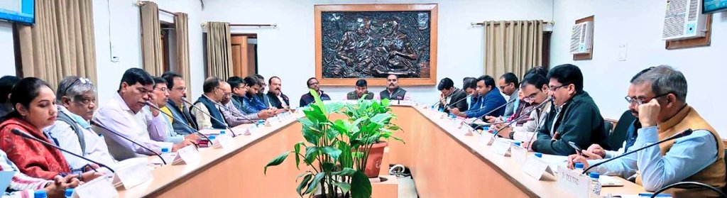 drm_lko's tweet image. आज, उ०रे के मंडल सभागार में उत्तरीय रेलवे मजदूर यूनियन की दो दिवसीय 209 वीं स्थाई वार्ता तंत्र की बैठक का शुभारंभ हुआ l बैठक के दौरान,आपसी सामंजस्य, सहभागिता एवं पारदर्शिता के साथ प्रशासनिक एवं कर्मचारी हित के मुददों के त्वरित समाधान की दिशा में तत्काल आवश्यक कार्यवाही की आशा है।