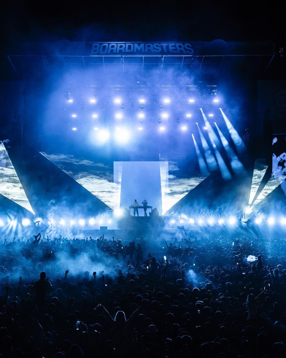 LcrLights's tweet photo. We were excited to hit festivals with Disclosure & this epic lighting design by the incredible Matt Pitman this summer.
📸 @jaystoneuk @darinastoda
#LCR #lightscontrolrigging #lights #control #rigging #TPI #TPIawards #KOI #KOIawards #brightnessblog #lightingrental #lightingdesign https://t.co/OeOtTxdtPt