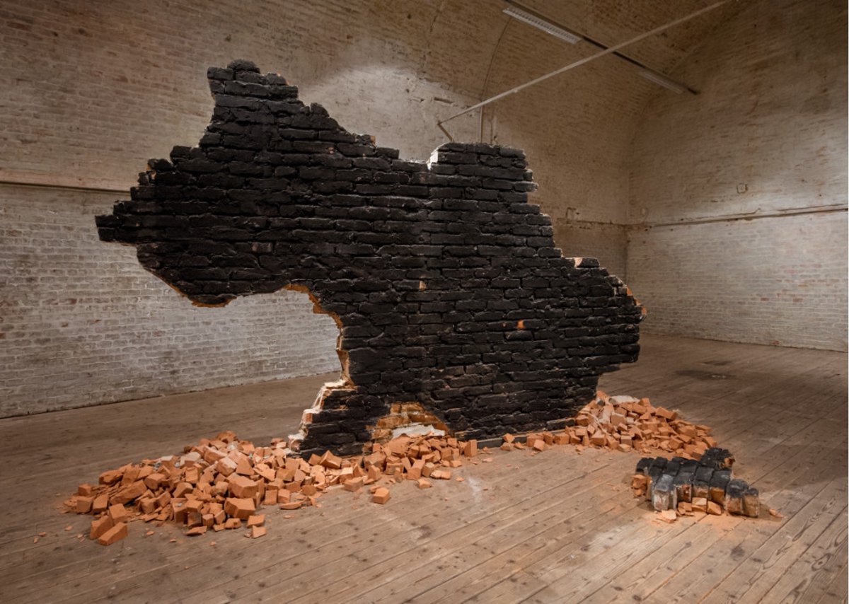 Tonight 6pm UK online @LondonArtSalon I'm talking artists under siege. Tickets : bit.ly/3gGxV2j
Buy artworks from 
artistsforukraine.org/shop and support #Ukrainianartists
‘Ukraine Improvement’ 2014 installation by Zhanna Kadyrova #refugeeartists