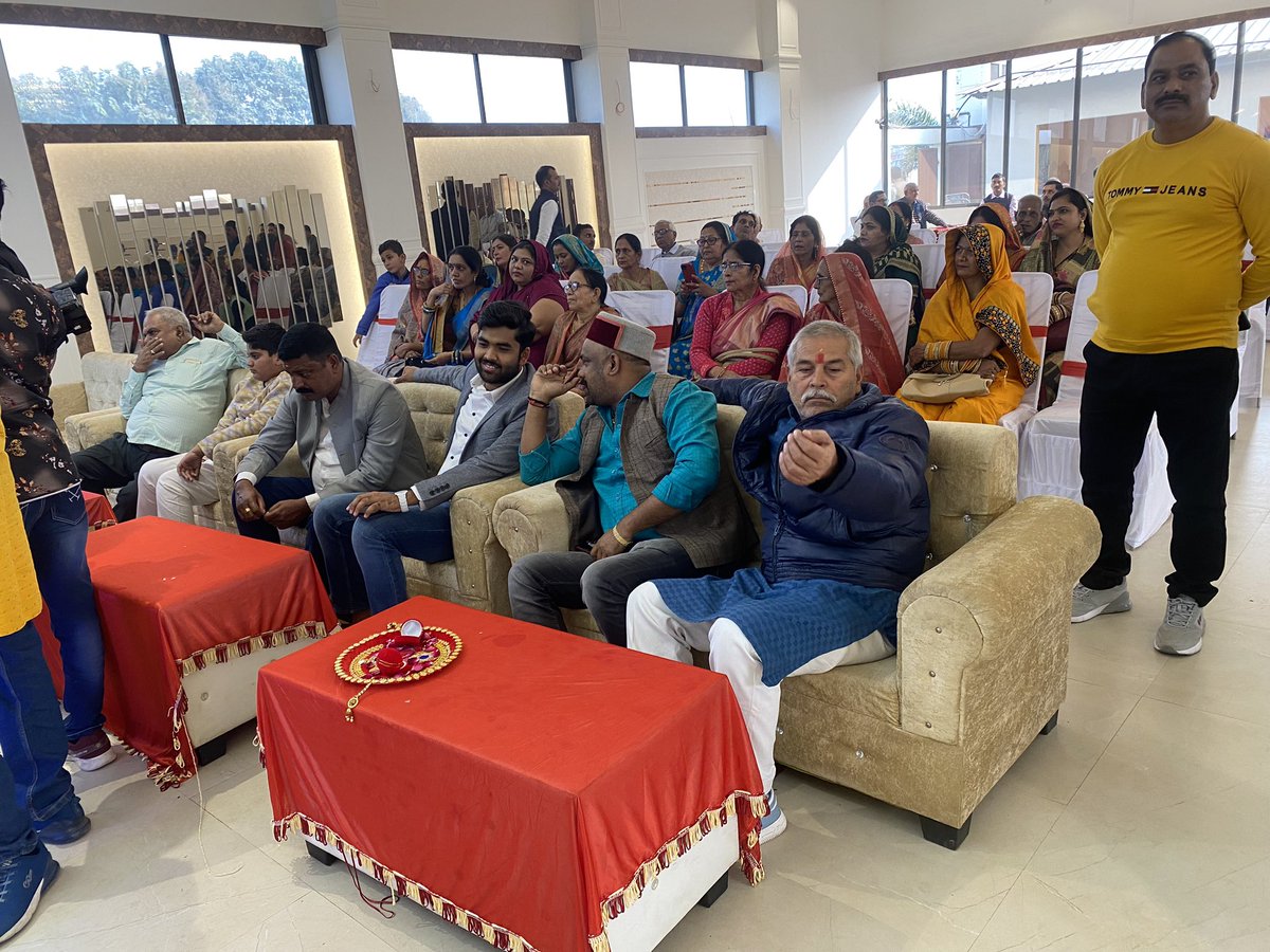 akashsingh87651's tweet photo. सैयदराजा डायना के दरोगा राय जी के लड़के के सगाई में तथा वाराणसी भा.ज.पा. पूर्व मण्डल अध्यक्ष संतोष कुमार पाठक जी (रमेश जी) के यहाँ तिलक समारोह सम्मिलित

आपका अपना
#आकाश_सिंह #सन्नी https://t.co/cBvG86JxLX