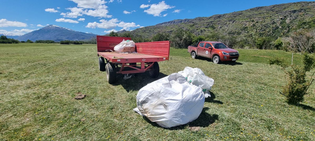 sagchile's tweet photo. Funcionarios de @sagchile #Cochrane llegaron a sectores de #ColoniaSur y #ValleColonia para fiscalizar predios beneficiados por el Programa de Recuperación de Suelos SIRSD-S en la región de #Aysén. https://t.co/rWtOv2ECRm