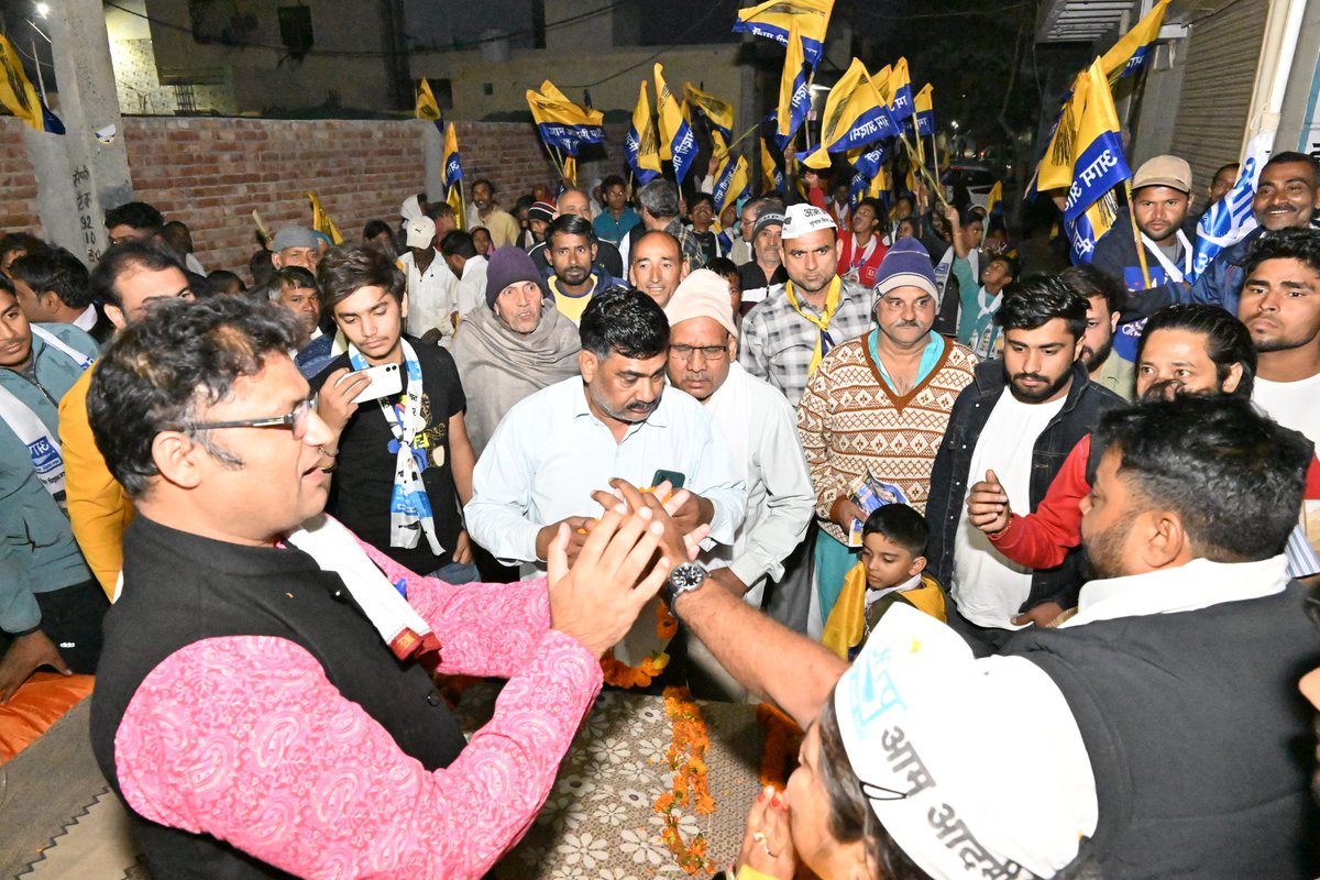 Tanwar_Indian's tweet photo. आज नजफगढ़, दिचाऊं कलां के रास्ते से निकलते समय @AamAadmiParty के कर्मठ कार्यकर्ताओं से मिला
#MCDElections में #AAP उम्मीदवारों के पक्ष में जबरदस्त माहौल है
कूड़े के ढेरों को हटाने से लेकर
दिल्ली की जनता को मिलने वाली बुनियादी सुविधाओं तक सब सुधारेंगे 
@ArvindKejriwal
@kgahlot https://t.co/zeQUNk6t1C