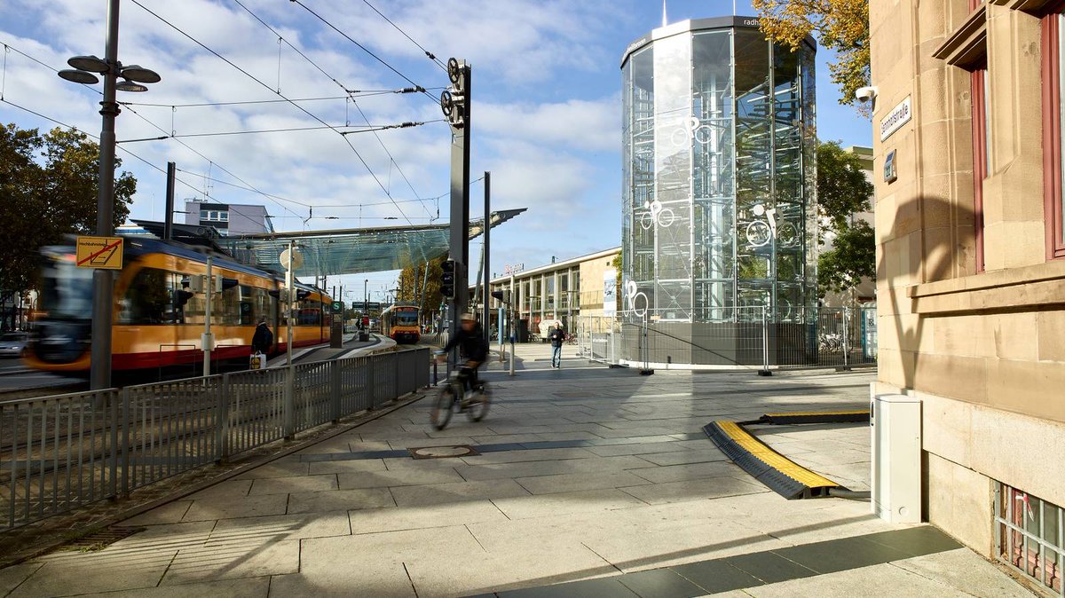With a diameter of just 7.5m, this Bikesafe system next to a German railway station provides safe and secure storage for 122 bikes on 8 levels.

Find more information here wohr-parking.co.uk/products/wohr-….

#Wohr #BikeSafe #BikeStorage