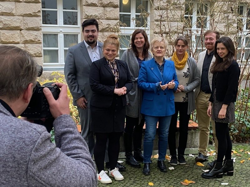 Der Morgen begann mit einem Gruppenfoto der AG #Ernährung #Landwirtschaft 🤗 ⁦<a href="/WagenerNiklas/">Niklas Wagener</a>⁩ ⁦<a href="/cj_schroeder/">Christina-Johanne Schröder</a>⁩ ⁦<a href="/OpheliaNick/">Ophelia Nick</a>⁩ ⁦<a href="/AnneSpallek/">Anne-Monika Spallek</a>⁩ ⁦@karlbaer⁩ ⁦<a href="/zoe_gruene/">Dr. Zoe Mayer</a>⁩