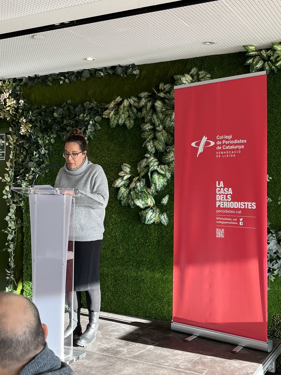 La presidenta del  CPC #Lleida <a href="/lau_periodista/">Laura Alcalde</a> dona unes paraules de benvinguda a la conferència anual de l’alcalde posant en valor la professió de els i les periodistes