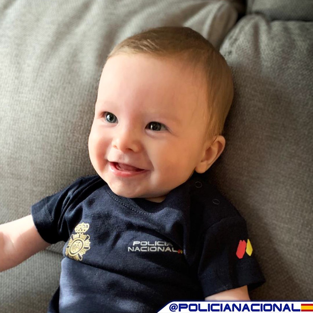 policia's tweet photo. ❌❌ERROR❌❌
Como te portes mal va a venir la 
@policia
 y te va a llevar a la cárcel 

CONSECUENCIA👇
Si los #niños 👩👶 nos cogen miedo, no acudirán a nosotros👮👮‍♀️ si se pierden o están en apuros

Enséñale que puede contar con nosotros si lo necesita

#SomosTuPolicía https://t.co/XGjKWoCBEj