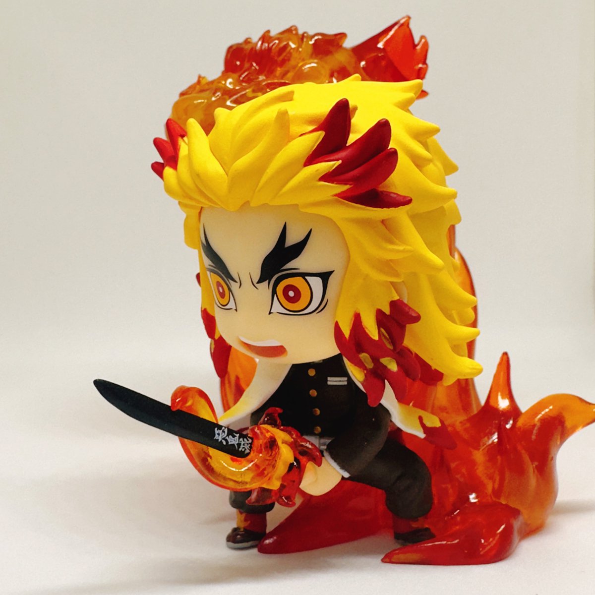 煉獄杏寿郎 「フィギュア出来がよいわね 」|きりこ🖊のイラスト