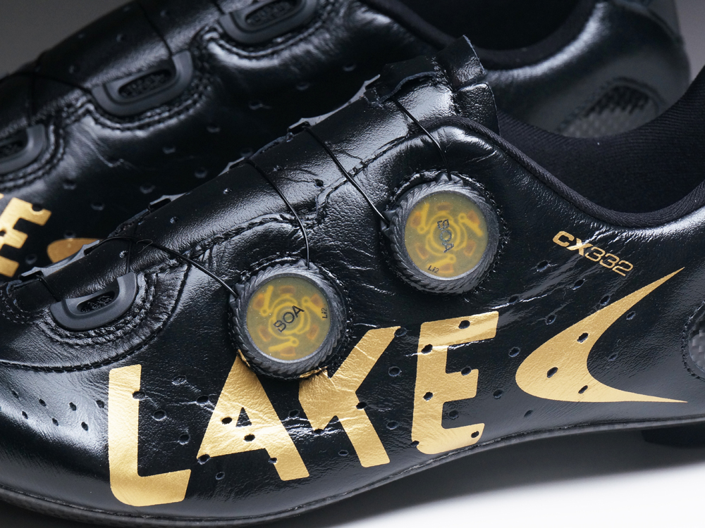 kirschberg_inc's tweet image. 【LAKE CUSTOM】

グロスブラックのカンガルー革シューズ。ゴールドと相まって高級感漂う1足に仕上がりました。

#lakecustom #lakeシューズ #lakecycling #本革サイクリングシューズ #カンガルー革 #ビンディングシューズ #自転車シューズ #ビンディングペダル #自転車ペダル