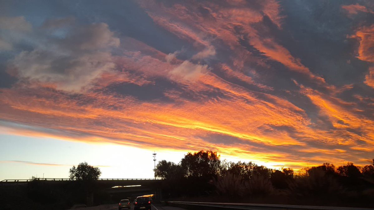 MartiTesla's tweet photo. @tiempobrasero Nos aproximamos a Marte 😃 El Prat de Llobregat 29/11@0745 https://t.co/dFp2DJUudA