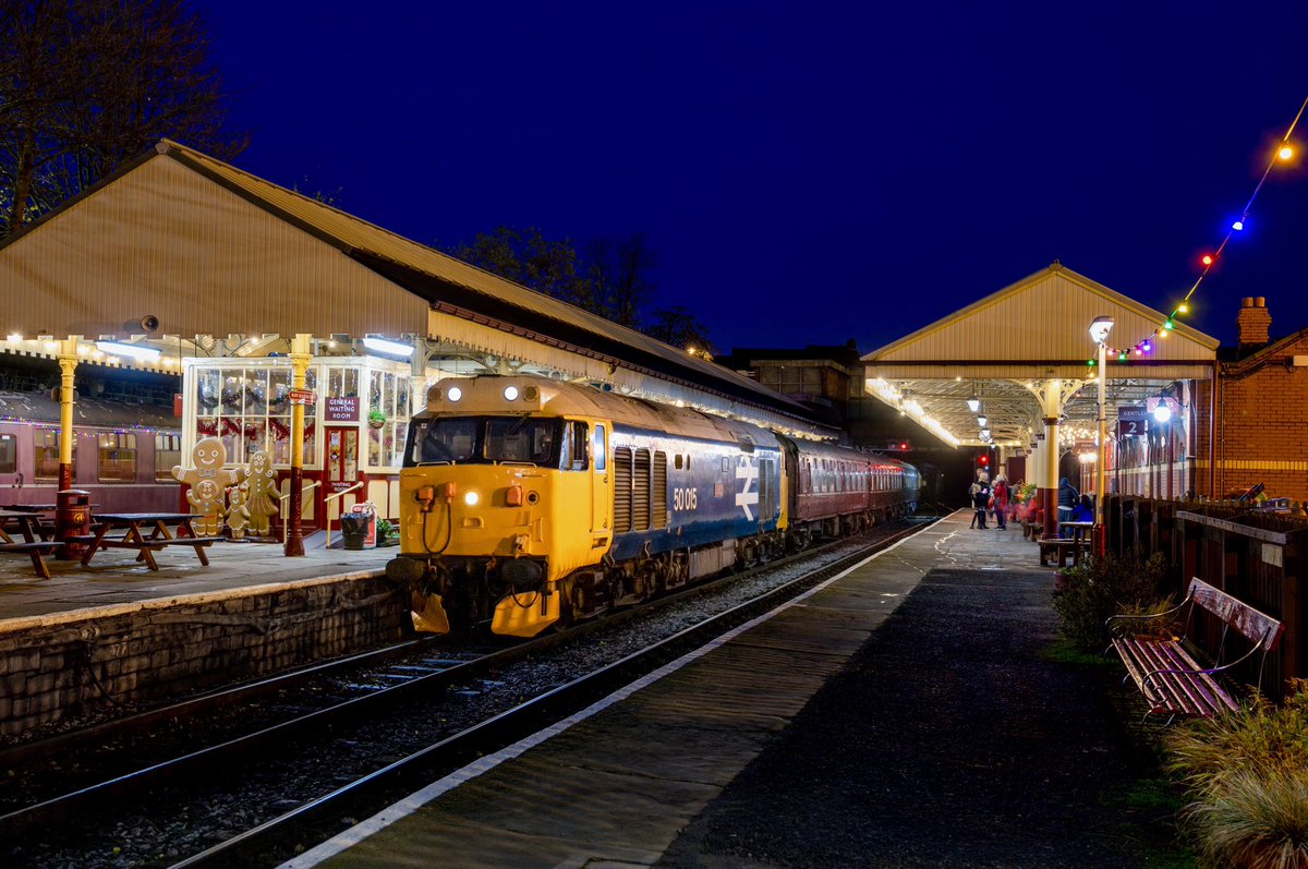 50015 'Valiant' after its recent scrub/part repaint enters Bury on Sunday night with the 16:10 Rawtenstall to Bury. Top effort by all 👍🏼😃 <a href="/Valiant50015/">Valiant50015</a> 

🎅Christmas Gifts ➡️🏞😅etsy.com/uk/listing/117…

<a href="/RailwaysToday/">RailwaysToday</a> <a href="/RailwayCentral/">Railway Central 🚂🚃🚃❤️🚃🚃</a> #class50 <a href="/eastlancsrly/">East Lancashire Railway</a> <a href="/elrdiesel/">ELR Diesel Group</a>