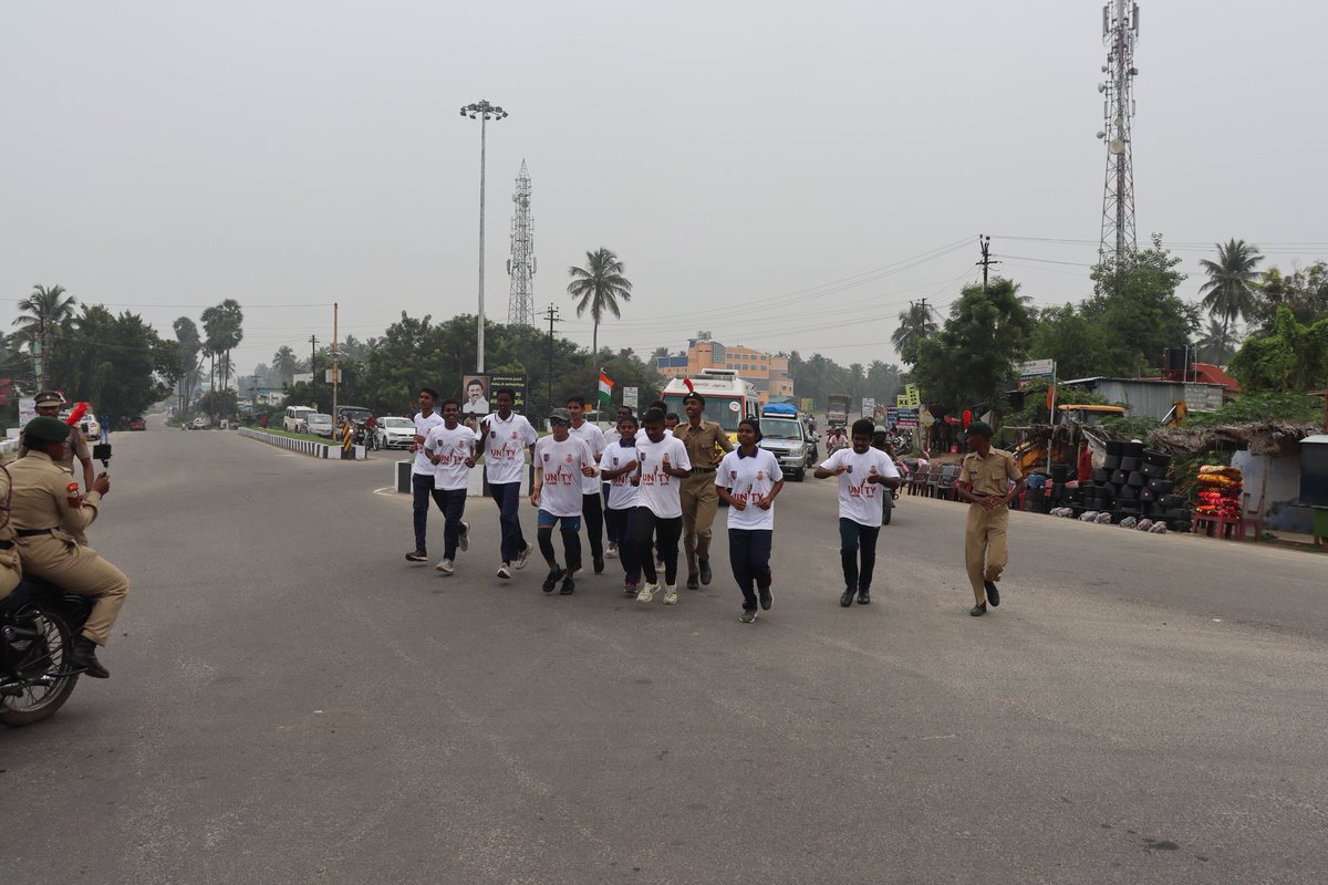 Unity_flame_run's tweet photo. The flame has been flagged off from Velur. The cadets of 15 TN Bn ran alongside @Col_Krishan_SM and cheered the team with slogans, placards, banners and refreshments at various places.
#day9
#unityflamerun
#ekbharatshreshthabharat
@HQ_DG_NCC
@Gen_VKSingh https://t.co/BzB6yls81m