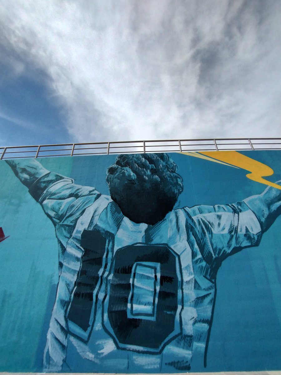 vermudeportivo's tweet photo. ¡Qué hermosos murales del 🔟🇦🇷!

#Maradona está inmortalizado en las paredes de los alrededores del estadio Khalifa Internacional. 

¡Diego es parte de #Qatar2022 !

📸 @FranciscoJAli https://t.co/pBwa7AM6QZ