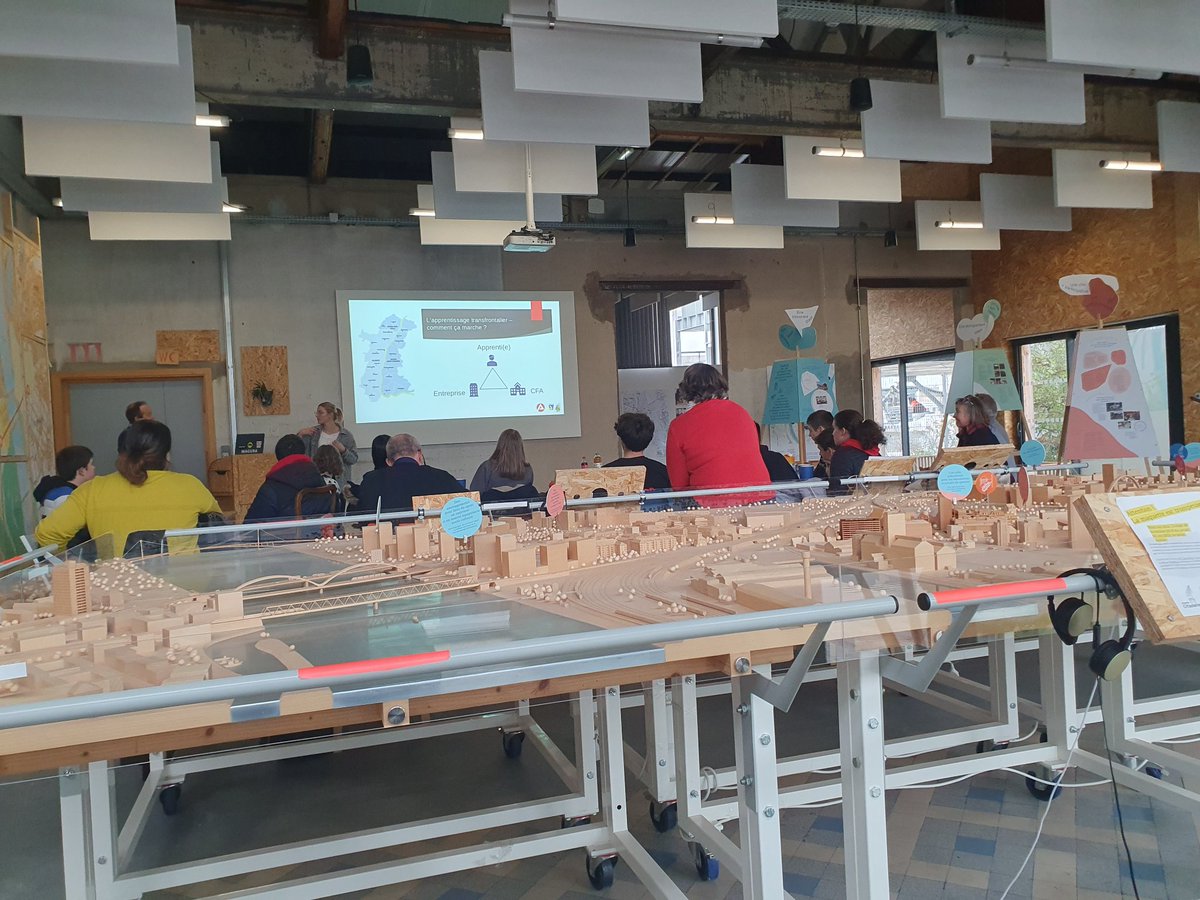 MarieAstridBna2's tweet photo. Carton plein pour le Rheinkafé  ! Une belle rencontre entre des lycéens se questionnant sur l'apprentissage transfrontalier et l'aciérie allemande BSW à Kehl. De belles opportunités pour les jeunes de notre territoire frontalier. https://t.co/qC6s4kUWhR
