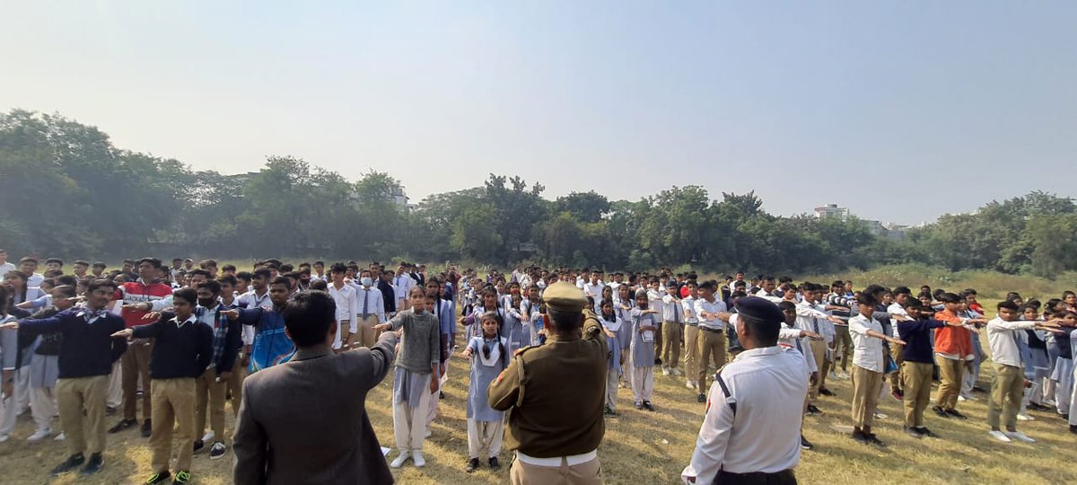 #यातायात_माह_2022 के अंतर्गत दिनांक 29.11.2022 को राजकीय इण्टर कॉलेज सेक्टर-12 में <a href="/noidatraffic/">Noida Traffic Police</a> द्वारा <a href="/LGIndia/">LG India</a> व <a href="/share4india/">SHARE - www.share4india.org</a> के सहयोग से नुक्कड़ नाटक के माध्यम से शिक्षकों व विद्यार्थियों को #सड़क_सुरक्षा_जीवन_रक्षा के विषय में एवं यातायात नियमों, संकेतों के प्रति जागरूक किया।