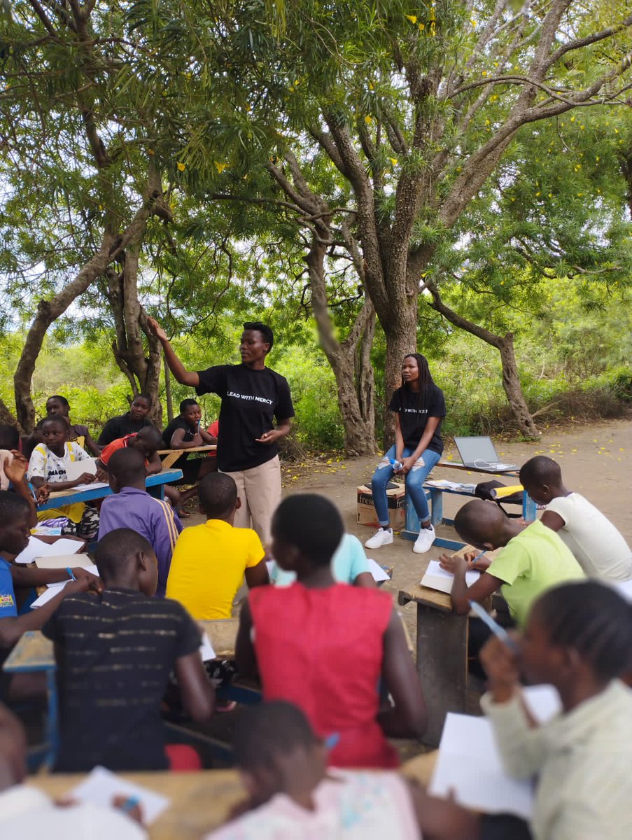 anyangomondi_'s tweet photo. We had an impactful field day in Mbita Constituency on the 26th with our first cohort of 50 #LeadWithMercy Girls under 'Sisterhood for Good Health & Wellbeing'👭 We hope to teach, inform & mobilize resources for the girls over the next 12 months of mentorship & srhr education https://t.co/S5sciApnsA
