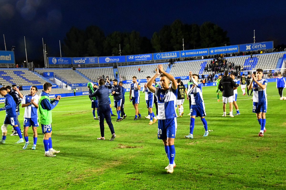 CESabadell's tweet photo. 🛶 𝓟𝓮𝓻𝓼𝓮𝓿𝓮𝓻𝓪̀𝓷𝓬𝓲𝓪 🍍

💙 Tots junts, família 🤍

#SomDelSabadell https://t.co/N1EJBfh2D8