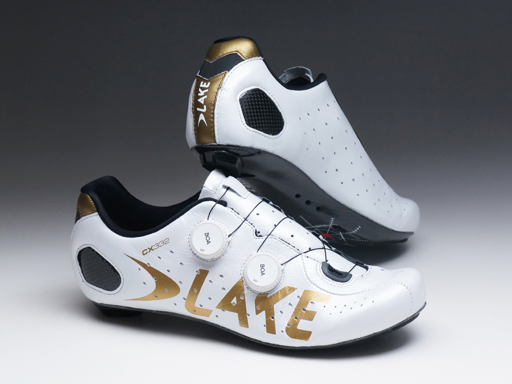 kirschberg_inc's tweet image. 【LAKE CUSTOM】

パールホワイトのカンガルー革シューズ。こちらもゴールドをあしらい、履くのが躊躇われる上品な出来栄え。

#lakecustom #lakeシューズ #lakecycling #本革サイクリングシューズ #カンガルー革 #ビンディングシューズ #自転車シューズ #ビンディングペダル #自転車ペダル