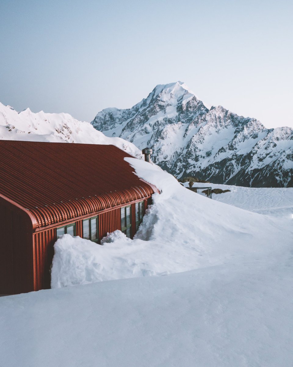 Gm 💙 A magical moment I will cherish forever. I woke up early from a not so comfortable bunk bed in this little red hut called Mueller Hut in Mount Cook NP. I loved the early morning glow on the snow. I snapped so many photos! The session was followed by a big cup of coffee ☕️