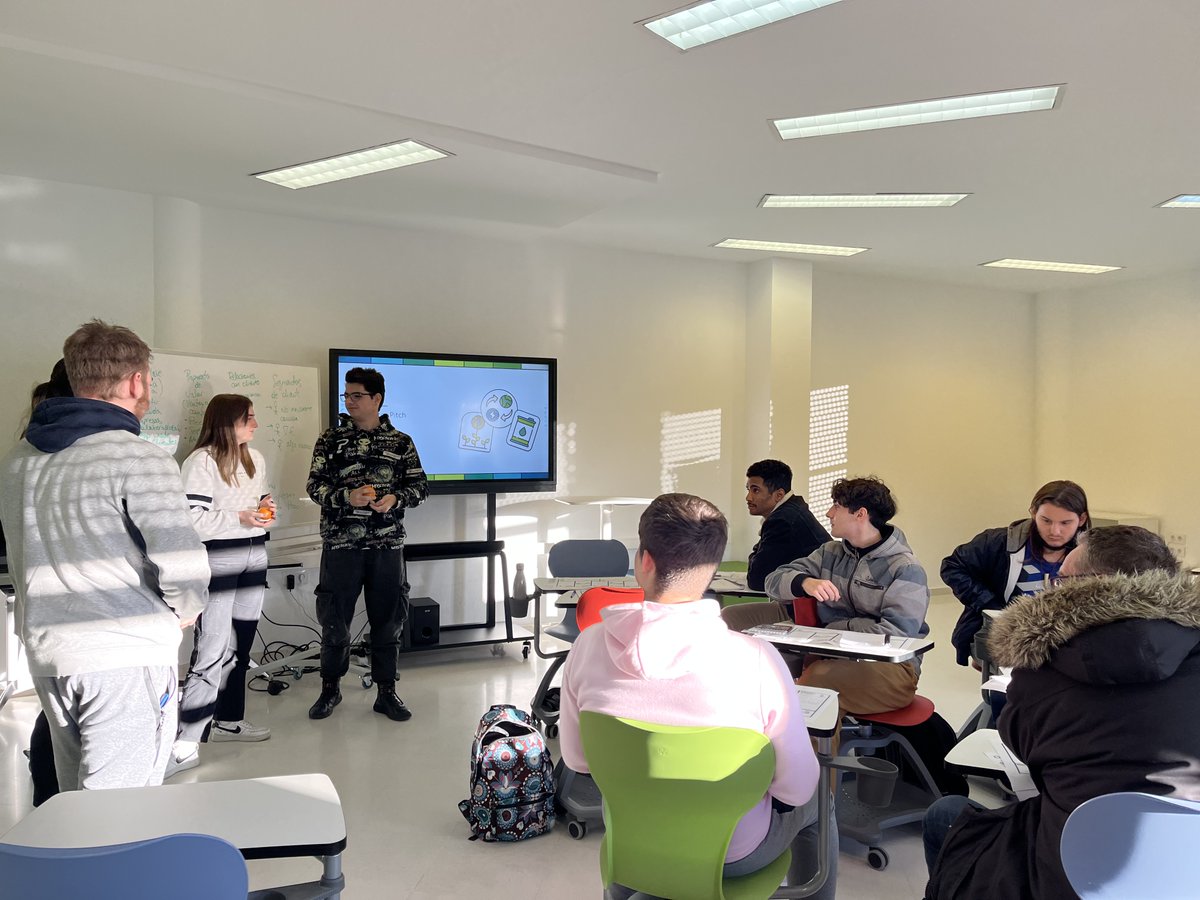 ceeibahia's tweet photo. El alumnado del @AE_IESRACadiz del @IESAlbertiCadiz  continúa desarrollando habilidades para presentar en público sus #ProyectosdeNegocio en #ClaveVerdeyAzul a través de la dinámica #elevatorpitch.
#ProyectoGreenTecLab.

@IFEF_cadiz 
@ceeibahia https://t.co/PpJxQpZ1jr