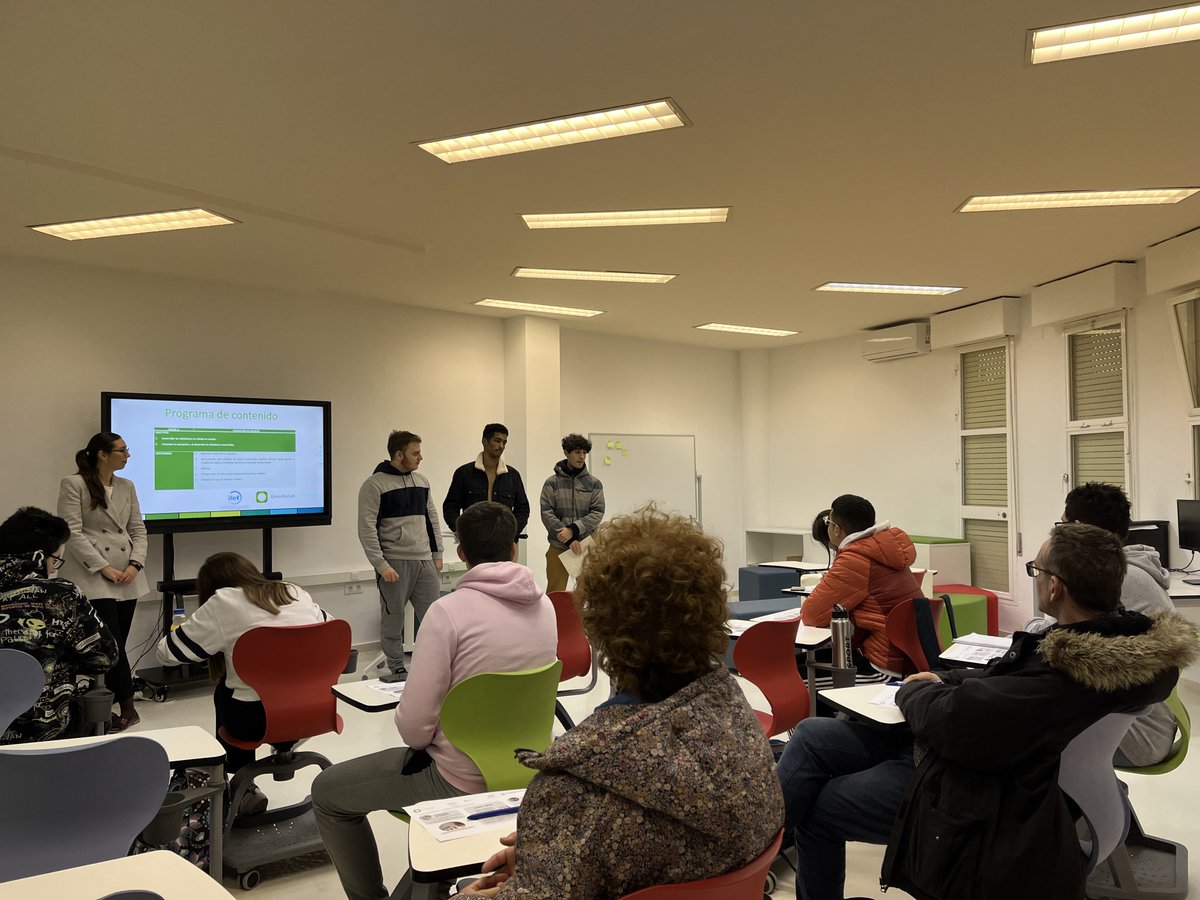 ceeibahia's tweet photo. El alumnado del @AE_IESRACadiz del @IESAlbertiCadiz  continúa desarrollando habilidades para presentar en público sus #ProyectosdeNegocio en #ClaveVerdeyAzul a través de la dinámica #elevatorpitch.
#ProyectoGreenTecLab.

@IFEF_cadiz 
@ceeibahia https://t.co/PpJxQpZ1jr