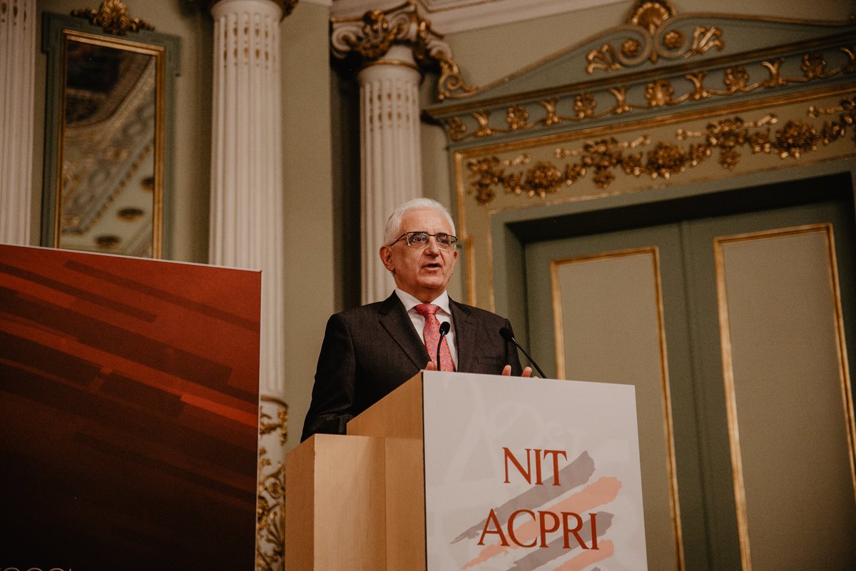 👉 L'últim premiat de la Nit va ser el <a href="/Carnicer_Proto/">Javier Carnicer</a>, Cap de Protocol del Govern d'Aragó i amic de l'ACPRI.

Gràcies al seu tarannà i forma de fer, els socis de l'ACPRI l'han escollit guanyador de la categoria de Trajectòria Professional 😊

¡Muchas felicidades, Javier!