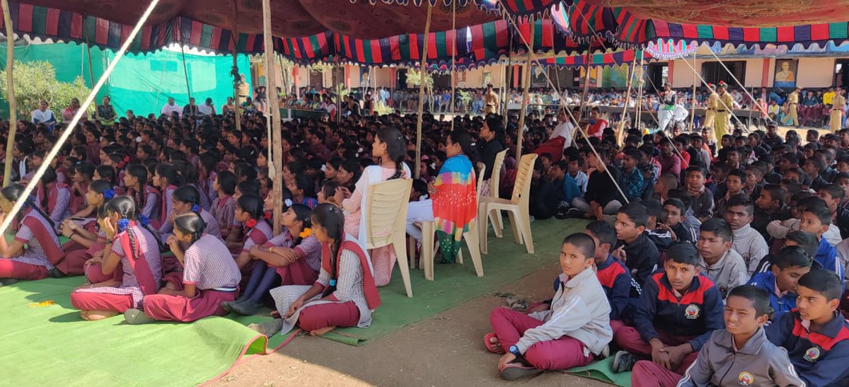 Today <a href="/drkiranseth/">Kiran Seth</a> addressed nearly 1200 students of @TTWREISociety (Telengana Tribal Welfare Soc) at #Ichoda.
He also met Sh Varun Reddy IAS, project officer of Integrated Tribal Development Agency (ITDA) at Regional Level #IgniteFest2022, Adilabad dist.

#cyclingwithspicmacay