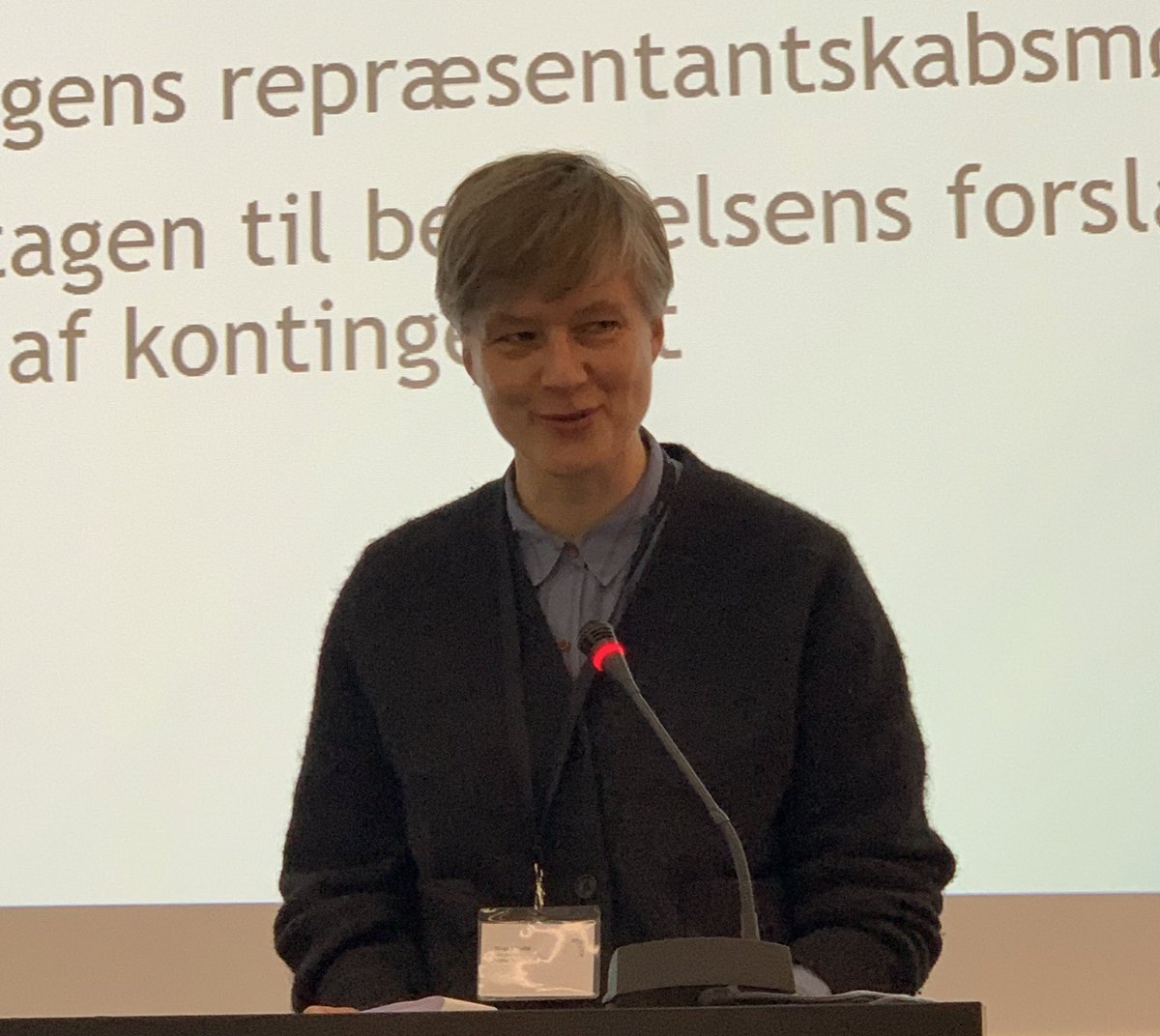 YngreLaeger's tweet photo. Vilkårene i det offentlige SUV er massivt under pres. Der skal investeres i arbejdsmiljø og uddannelse. Det kræver større økonomisk ramme. Bliver man ved med at presse citronen er der til sidst ikke mere saft og kraft tilbage siger @HelgaSchultzYL på YngreLaeger rep-møde #sundpol https://t.co/WIEOrWXOvC