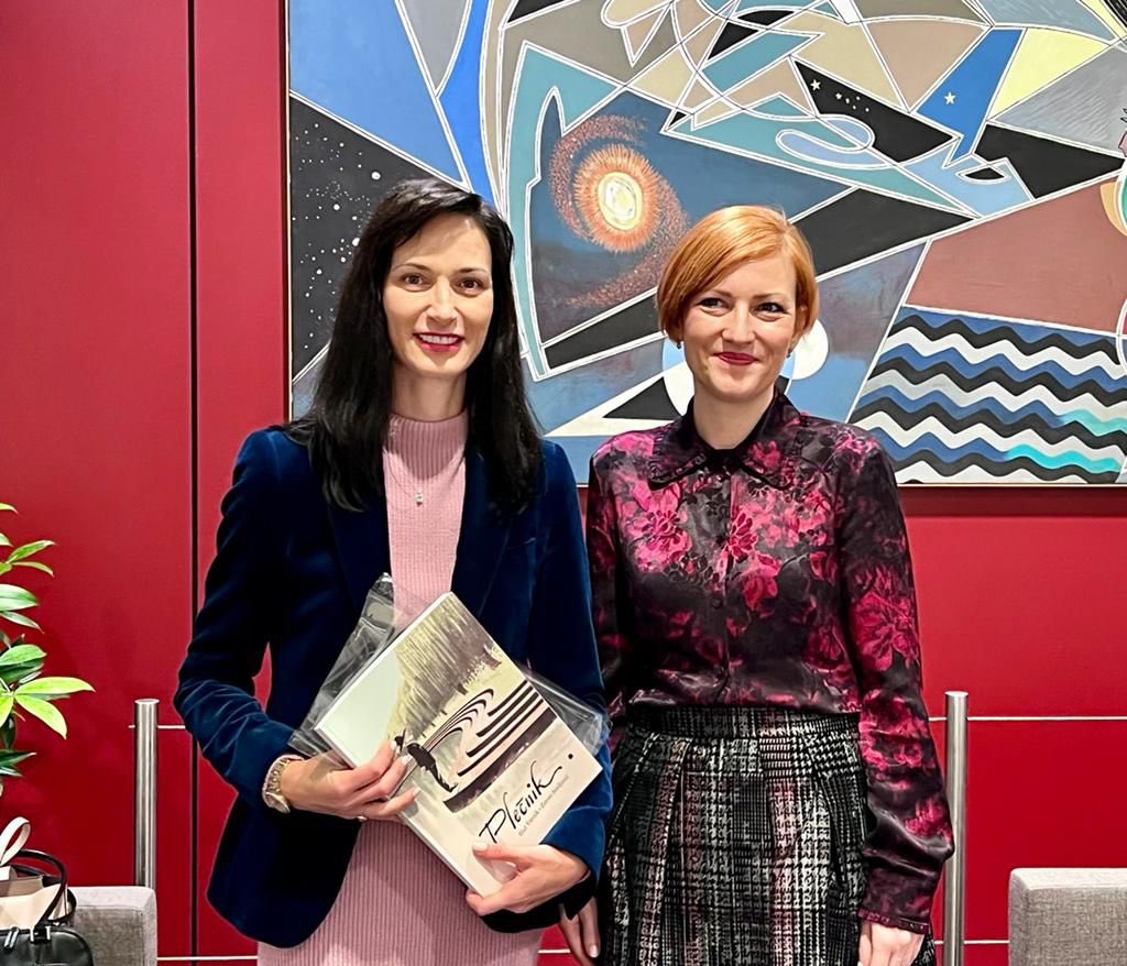 Great start of #culture <a href="/EUCouncil/">EU Council</a> by meeting with 🇸🇮Minister <a href="/AstaVrecko/">Asta Vrečko</a> <a href="/mk_gov_si/">Ministrstvo za kulturo</a>.

Positive discussions, from #NewEuropeanBauhaus concrete &amp; sustainable impact to strengthening artists’ status.

🤝We join forces to build strong 🇪🇺 culture &amp; creation #ecosystems.