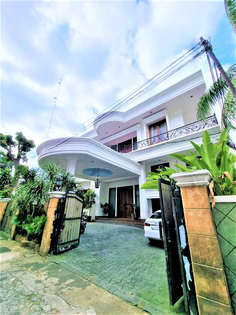 gudangsproperty's tweet photo. #RumahDijual Mewah ada Kolam Renang Siap Huni di   JAKSEL

Spesifikasi :
LT : 711 m2 / LB : 600 m2
KT : 6+3 / KM : 6+1
Lantai : 2 Lantai
Listrik : 33.000 Watt
Hadap : Selatan
Sertifikat : SHM
Harga : Rp. 50 M
Cara Bayar : Cash / KPR

#EmpuSendok https://t.co/SdyevFftJQ