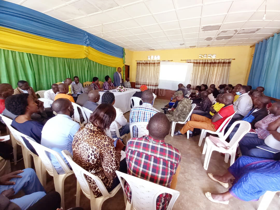 SectorNkanka's tweet photo. Aka kanya Abadepite bo muri @Rwandaparliamnt, Hon. @MuhongayireC ari kumwe na Hon. Nirere Marie Thérèse barimo kugirana inama n'abakozi hamwe n'abahagarariye ibyiciro by’abayobozi bitandukanye mu murenge wa @SectorNkanka,@RusiziDistrict, @DrKibiriga,@GNTIVUGURUZWA https://t.co/E4hcX0zegp