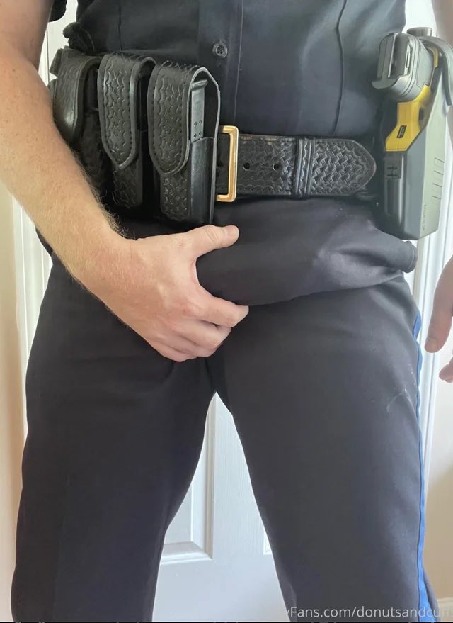 Locked0loaded's tweet photo. #hotcop #copcock #bulge #manbulge https://t.co/JB5Z6NLUJ3