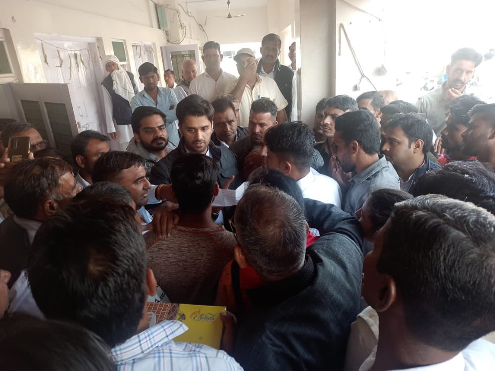 2/2 आज #Adampur में नवनिर्वाचित सरपंचों और ब्लॉक समिति सदस्यों को बधाई दी। परमात्मा और जनता ने हम सभी को जनसेवा का सुनहरा अवसर प्रदान किया है। हम सभी ने साथ मिलकर आदमपुर के चहुंमुखी विकास के लिये ईमानदारी और मेहनत से कार्य करना है। 

आदमपुर में अपनों के सुख-दुख में शिरकत भी की।