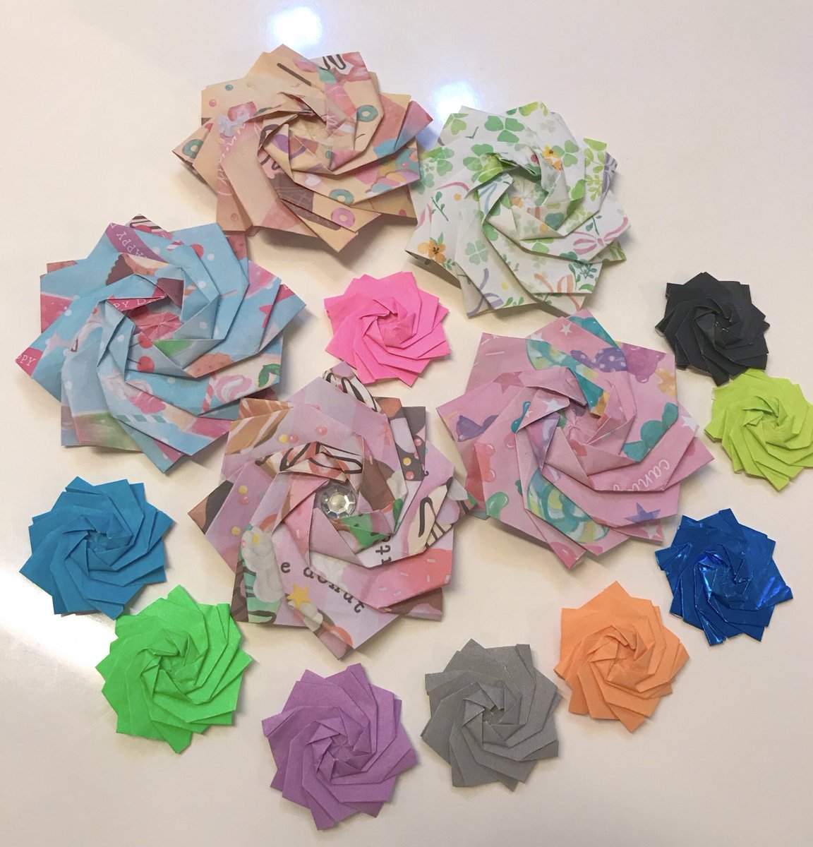 「小3次女の折り紙作品です薔薇の花折り方を次女に教えてもらいましたが結構むずかしか」|青い星のイラスト